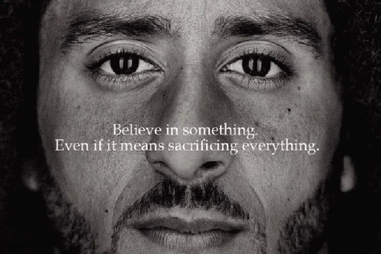 Atleta e ativista Colin Kaepernick é novo rosto do anúncio "Just Do It". (Nike/Divulgação)