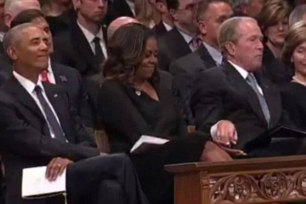 Bush dá doce para Michelle Obama no funeral de McCain e internet "derrete"