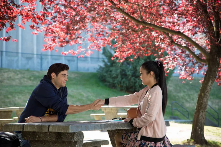 Lara Jean é uma adolescente que gosta de assar cupcakes e escreve cartas para todos os meninos que amou (Netflix / Masha Weisberg/Divulgação)