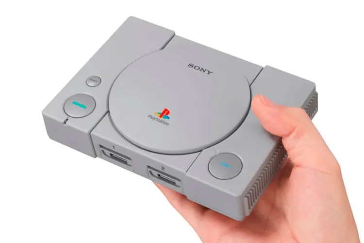 O primeiro PlayStation (PS1) foi lançado em 3 de dezembro de 1994 e sua produção foi encerrada em março de 2006 (PlayStation/Reprodução)