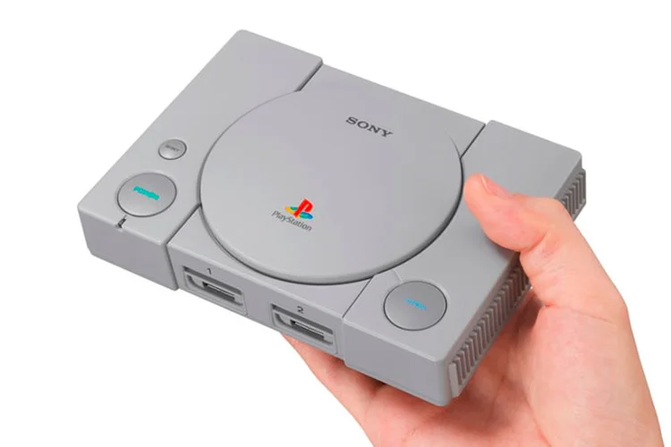 O primeiro PlayStation (PS1) foi lançado em 3 de dezembro de 1994 e sua produção foi encerrada em março de 2006 (PlayStation/Reprodução)