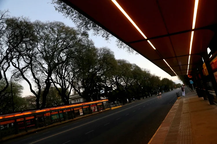 Ponto de ônibus vazio em Buenos Aires (Marcos Brindicci/Reuters)