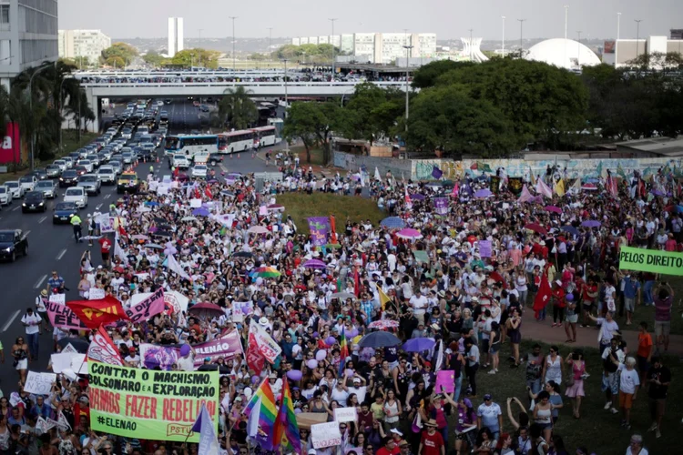 Protesto contra Jair Bolsonaro em Brasília: mais pessoas chegam a todo momento e ampliam o número de manifestantes (Adriano Machado/Reuters)