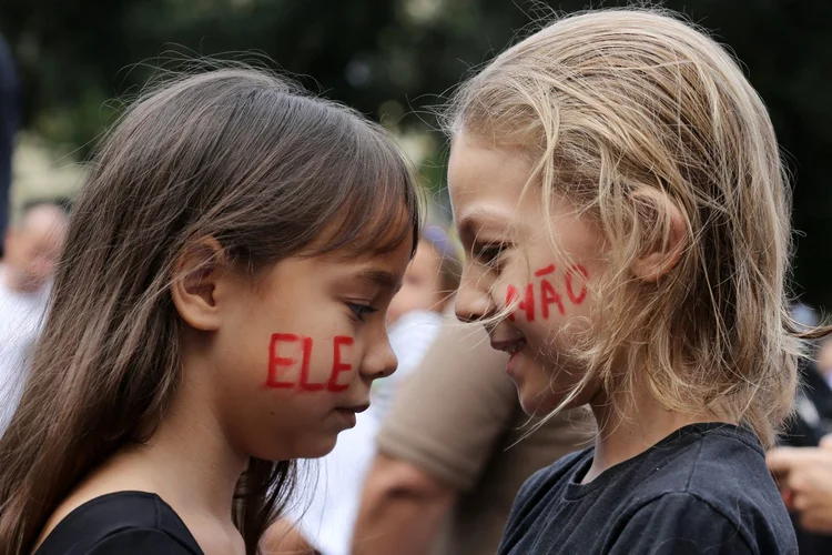 Crianças com pinturas que dizem "Ele não" em protesto contra Jair Bolsonaro, no Rio de Janeiro: manifestantes contrários ao candidato se reuniram na Cinelândia, no centro (Ana Carolina Fernandes/Reuters)