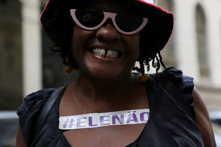 Mulher com bilhete escrito "Ele não" em protesto contra Jair Bolsonaro, no Rio de Janeiro (Ana Carolina Fernandes/Reuters)