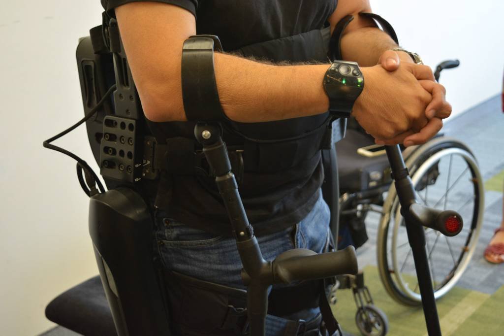 Empresa ReWalk ajuda deficientes físicos a andar e critica Brasil