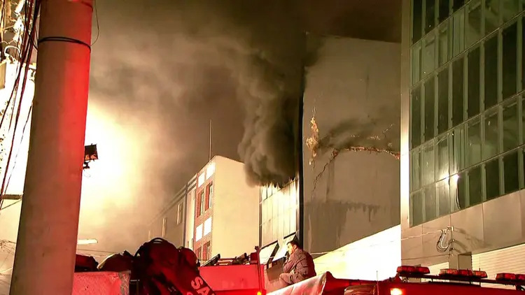 Parte de prédio desaba no centro de SP após incêndio (TV Globo/Reprodução)