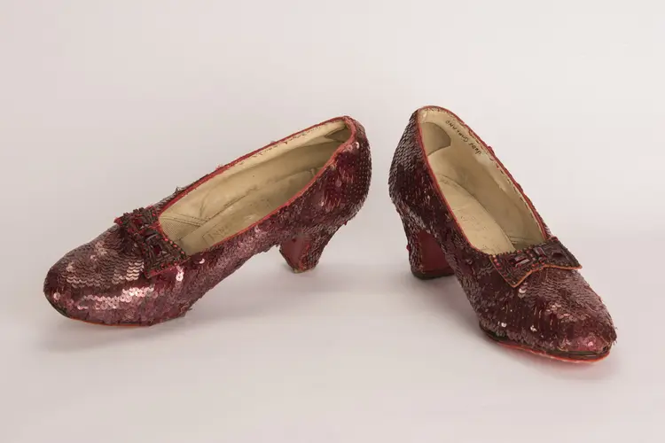 O par de sapatos encontrado pela polícia foram cedidos ao museu pelo colecionador Michael Shaw para serem exibidos em um festival (Courtesy FBI/Handout/Reuters)