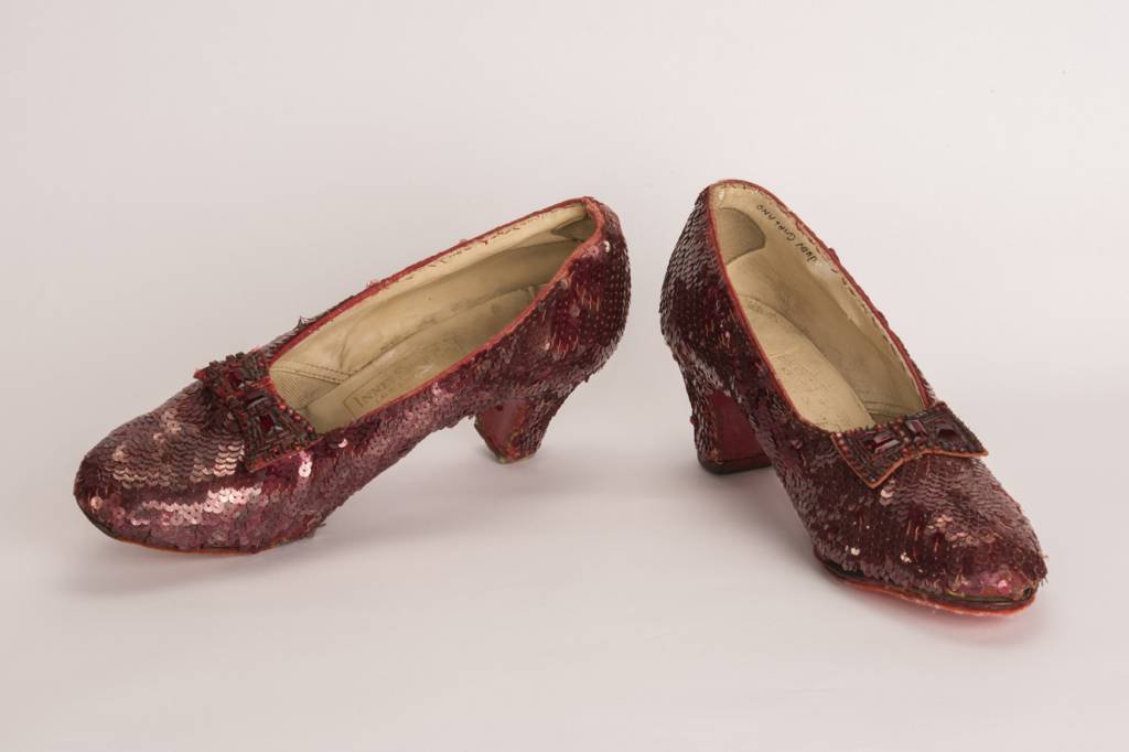 FBI recupera sapatos de Dorothy de "O Mágico de Oz" 13 anos após roubo