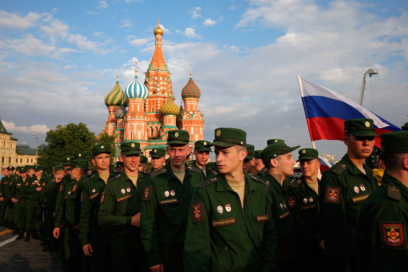 Dois aviões russos se chocam durante voo de rotina; pilotos são procurados