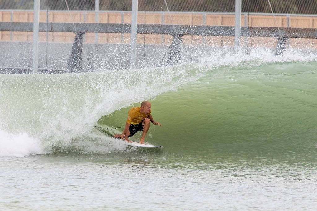 Mundial de surfe estreia em piscina que fabrica onda perfeita