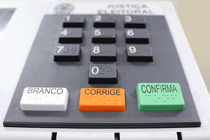 A urna eletrônica é segura? Em princípio sim, mas há quem discorde