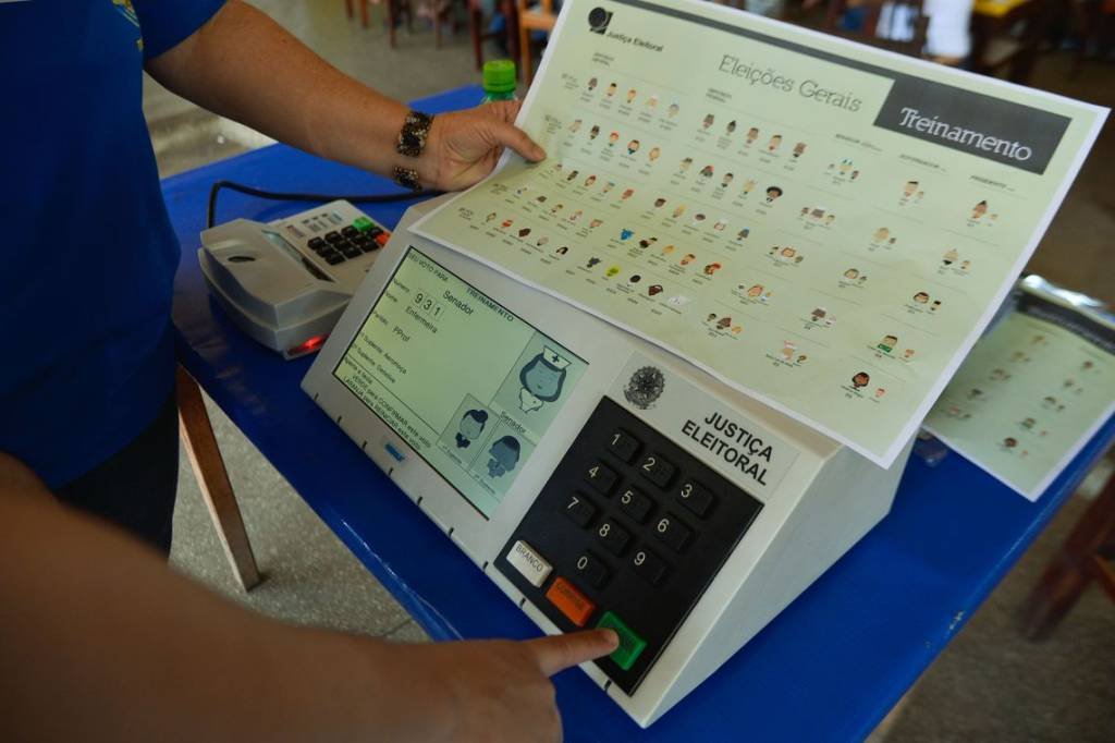 Justiça Eleitoral: Vídeo de urna que "auto completa" voto é falso