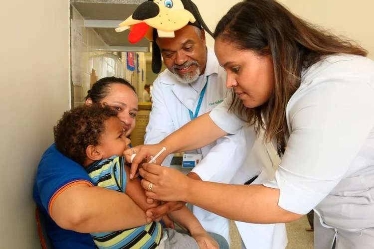 Vacina contra sarampo e polio (Erasmo Salomão/ Ministério da Saúde/Divulgação)