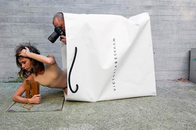 Victoria Beckham é embrulhada em campanha de 10 anos de sua marca