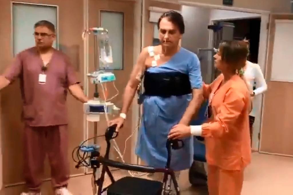 Em vídeo, Bolsonaro anda pelo hospital e brinca com equipe médica