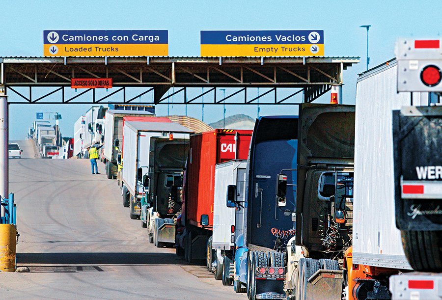 Fila de caminhões na fronteira do México com os Estados Unidos: o acordo preliminar assinado pelos dois países deve afetar a indústria automotiva | Jorge Duenes/Reuters / 