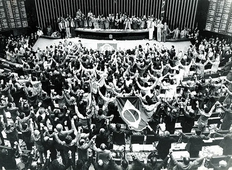 CONSTITUINTE: em sessão histórica, Congresso aprova o texto final da Constituição, em 22 de setembro de 1988 / Josemar Gonçalves/ Agência Senado