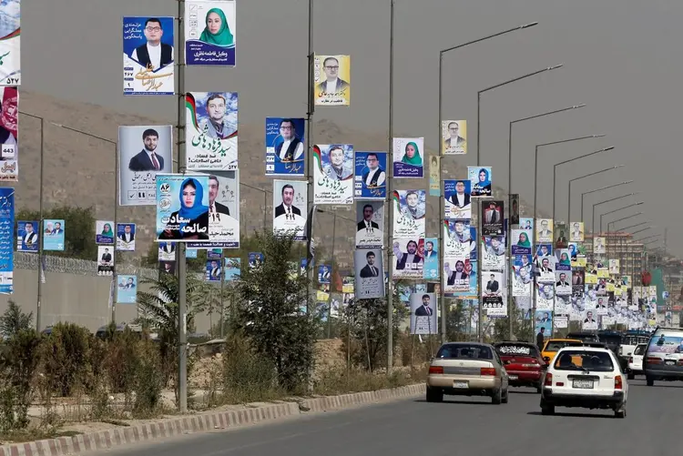 Cartazes da eleição no Afeganistão, em Cabul: pleito é considerado um teste para a habilidade do governo afegão em progredir para maior estabilidade política no país (Omar Sobhani/Reuters)
