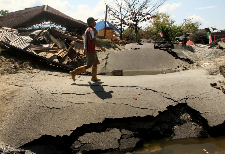 Indonésia: o terremoto de 7,5 provocou um tsunami que atingiu o país na última sexta-feira (Akbar Tado/Reuters)
