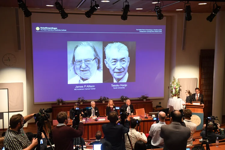 NOBEL DE MEDICINA: o americano James P. Allison e o japonês Tasuku Honjo ganharam o prêmio (Fredrik Sandberg/Reuters)