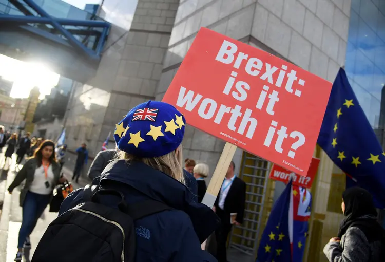 Cartaz contra o Brexit: marcha acontece quando aumenta a pressão sobre a estratégia de negociação da primeira-ministra Theresa May  (Toby Melville/Reuters)