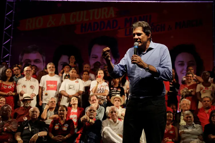 Haddad disse que a disseminação de fake news "vulgares" com acusações contra ele explicam o crescimento de Bolsonaro (Ricardo Moraes/Reuters)