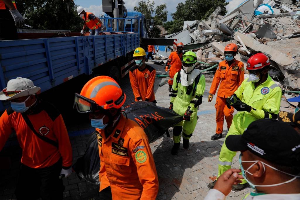 Sobe para 1.407 o número de mortos pelo terremoto e tsunami na Indonésia