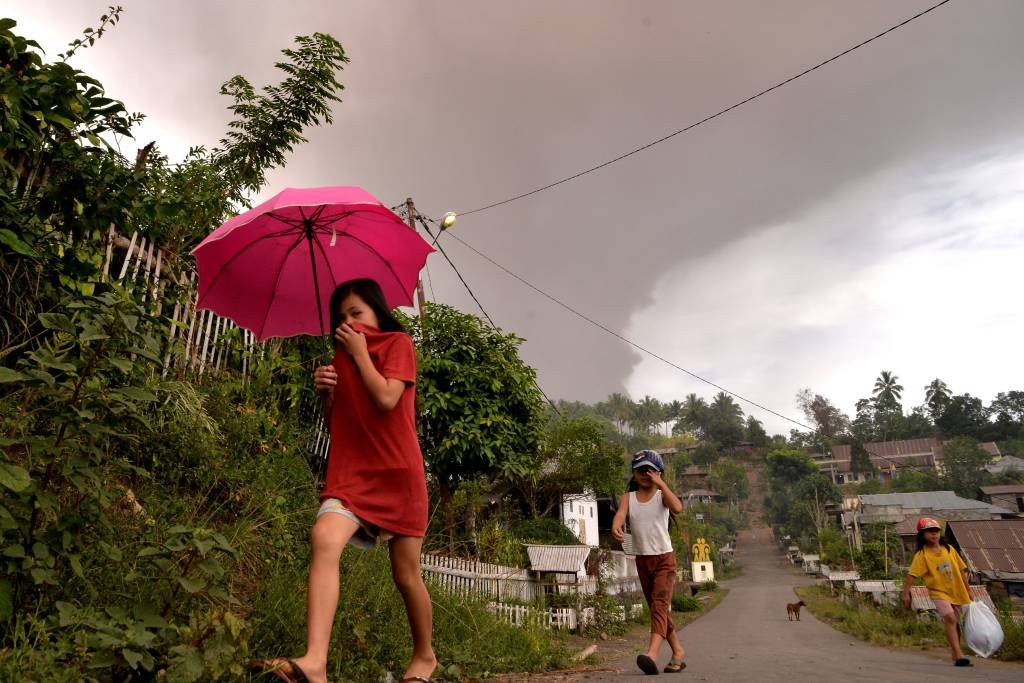 Após terremoto e tsunami, vulcão entra em erupção na Indonésia
