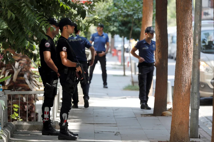 Policiais patrulham casa do pastor norte-americano Andrew Brunson em Izmir, na Turquia (Osman Orsal/Reuters)