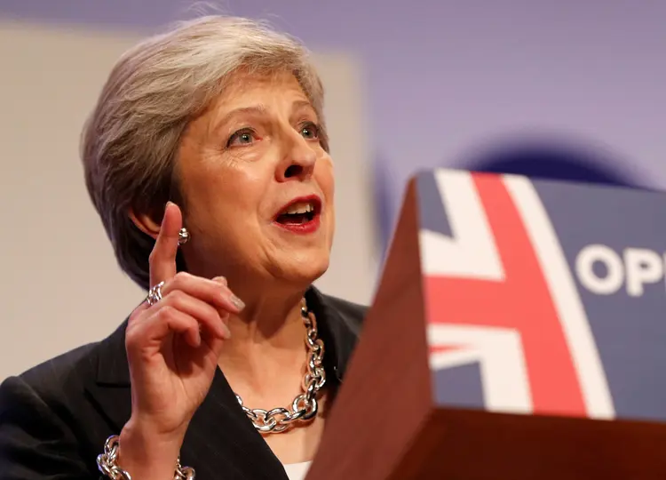 Theresa May enviou integrantes de seu governo para diferentes distritos do país para explicar à população os benefícios de apoiar o acordo do Brexit (Darren Staples/Reuters)