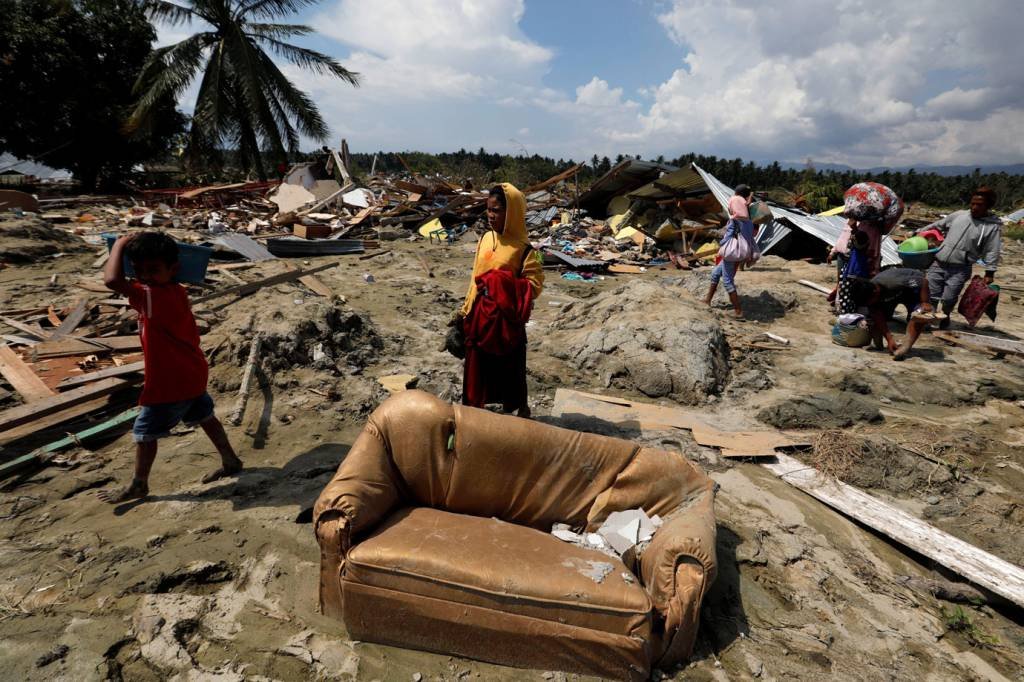 Tsunami aniquilou um povoado inteiro em ilha indonésia, diz Cruz Vermelha