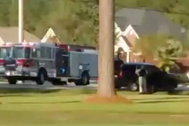 Equipe de emergência é vista no local após um tiroteio no estado da Carolina do Sul, EUA, em 3 de outubro de 2018, nesta imagem obtida de um vídeo de mídia social. Derek Lowe / via Reuters (Derek Lowe)
