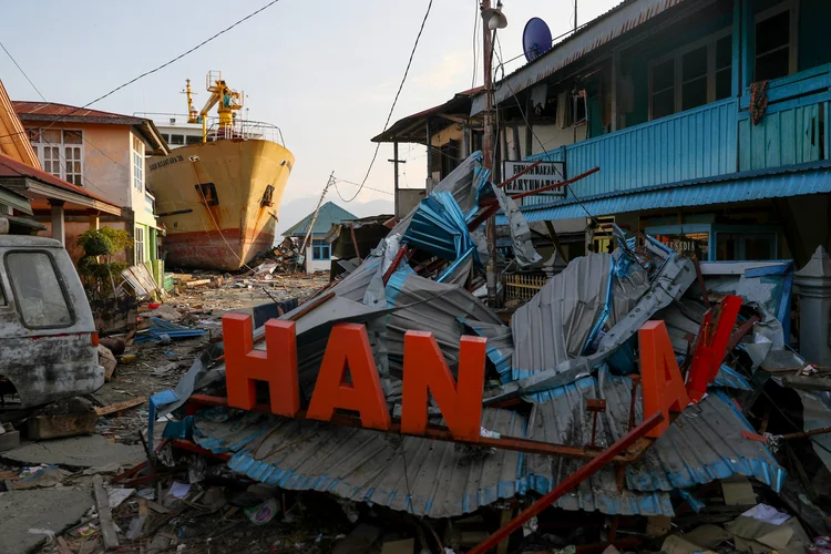 Indonésia é atingida por forte tsunami e cidades ficam destruídas (Athit Perawongmetha/Reuters)