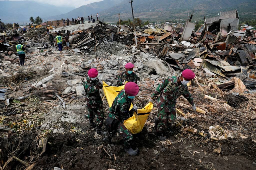 Autoridades informam que subiu para 1.424 o número de mortos na Indonésia
