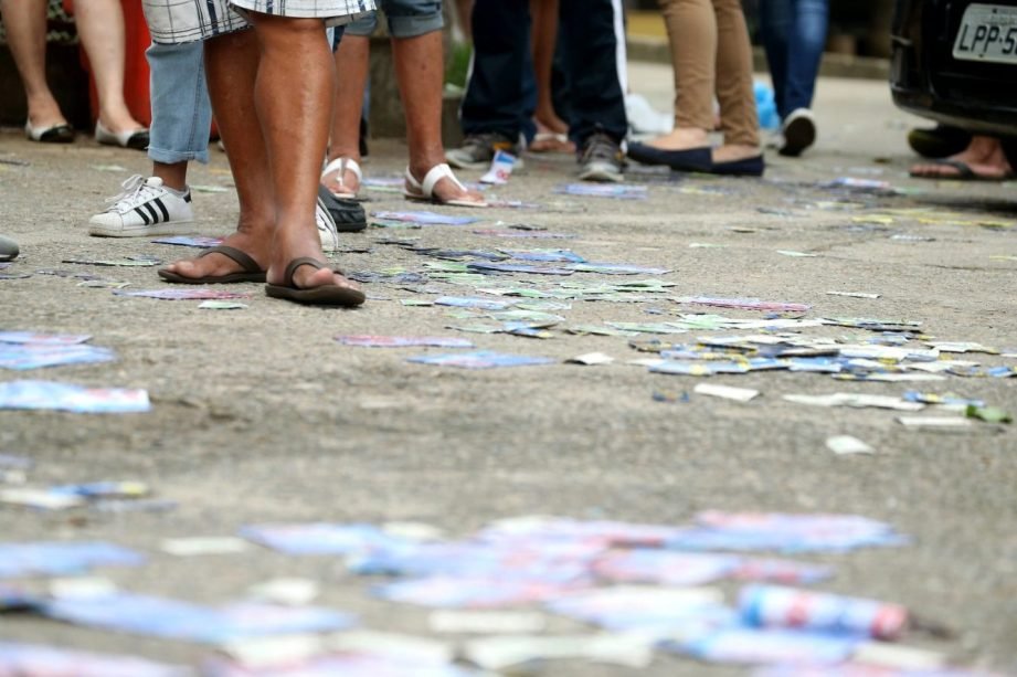 Eleições 2018: brasileiros fazem fila para votar no começo do dia, no Rio de Janeiro, dia 7/10/2018
