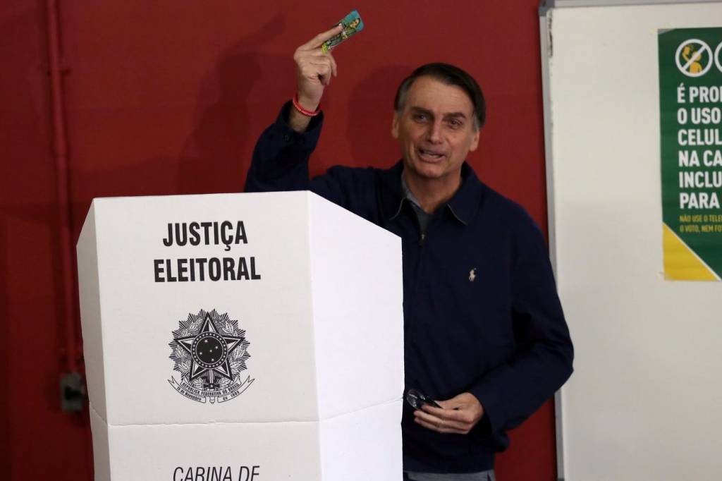 Bolsonaro muda postura e pouco interage com simpatizantes na hora de votar