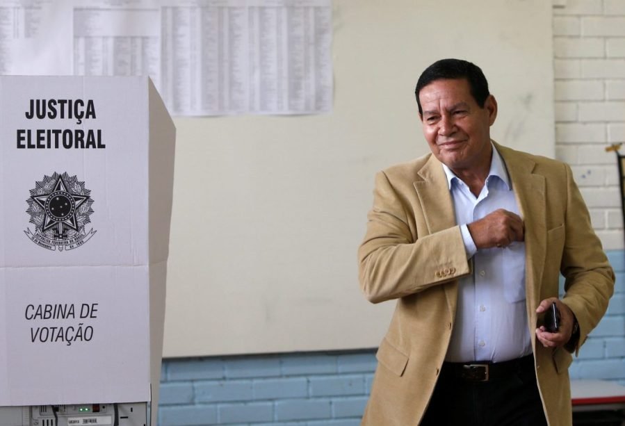 General Hamilton Mourão, vice de Bolsonaro, vota em Brasília, dia 7/10/2018
