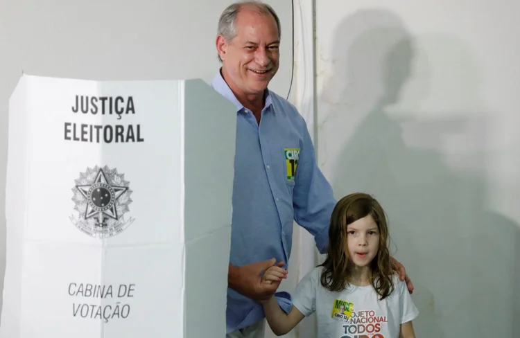 Ciro Gomes, ao votar: dos dez temas termos mais citados na rede social, sete têm relação direta com o pleito (Nacho Doce/Reuters)
