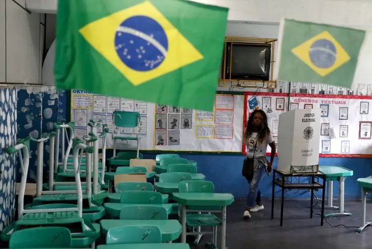 Rio: as urnas ficam na garagem do centro Rinaldo de Lamare (Pilar Olivares/Reuters)