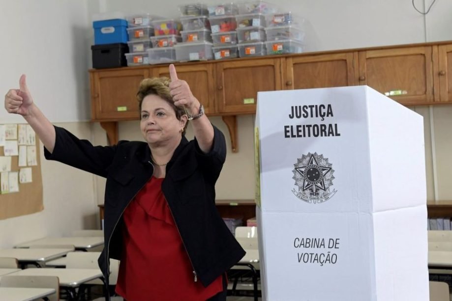 Ex-presidente e candidata Dilma Rousseff of the leftist Workers Party (PT) gestures after casting her vote, in Belo Horizonte, Brazil October 7, 2018. REUTERS/Washington Alves