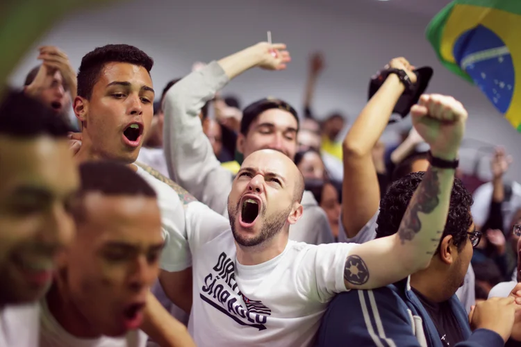 Eleitores de Bolsonaro: No Rio, pessoas chegam a todo momento na casa do candidato vestidas com a camisa do Brasil (Ueslei Marcelino/Reuters)