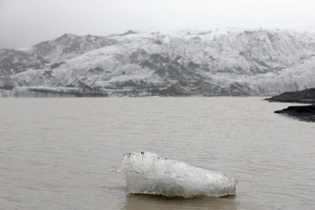 Clube de gelo flutuando na Islândia: a meta menor também reduziria a perda e extinção de espécies e o impacto sobre ecossistemas terrestres, litorâneos e de água doce, disse o relatório (Reuters/Thibault Camus)