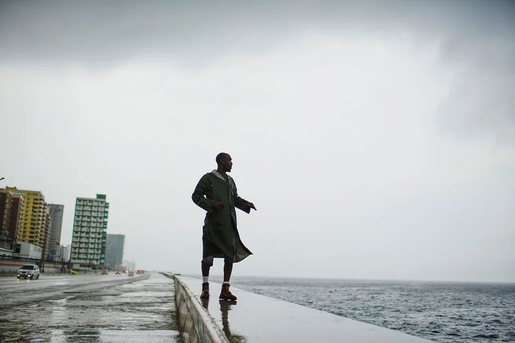Tempestade tropical Michael se transformou em furacão, provocando fortes ventos e chuvas no oeste de Cuba (Alexandre Meneghini/Reuters)