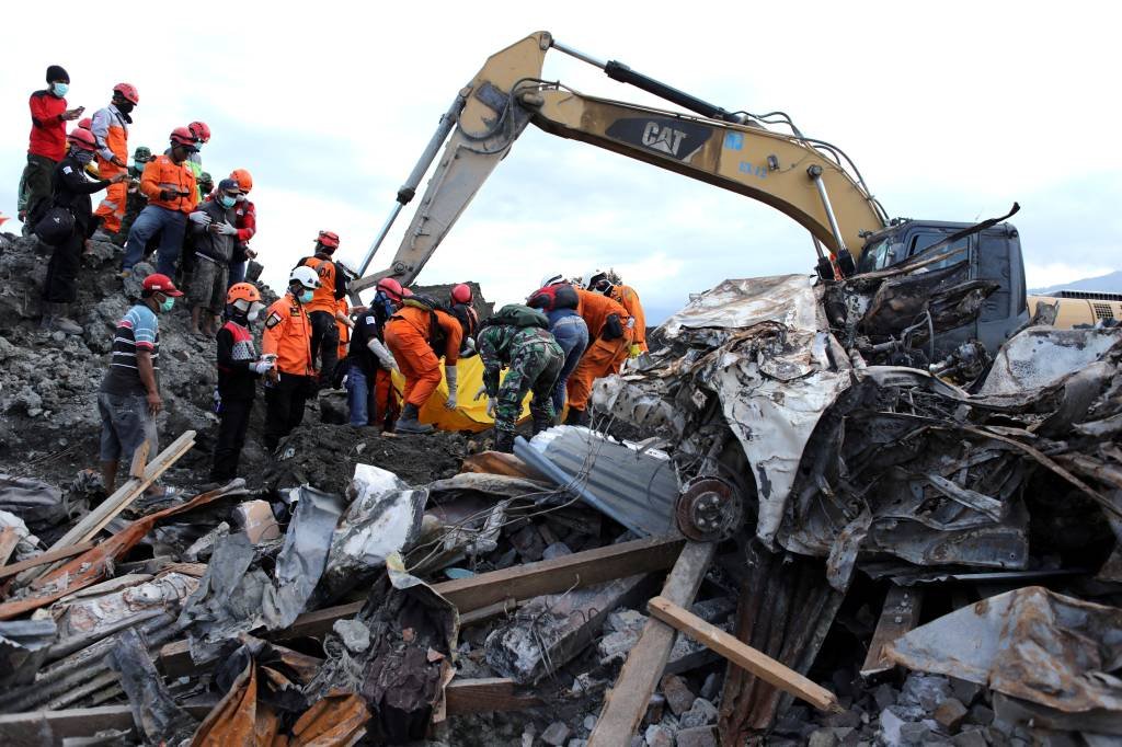 Sobe para 2.010 o número de mortos pelo terremoto e tsunami na Indonésia
