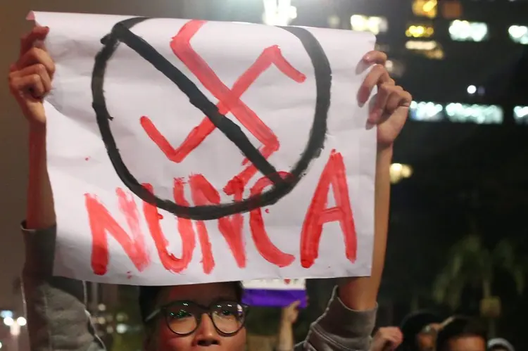 Cartaz de protesto em São Paulo: jovem afirmou em depoimento que foi atacada por três homens na noite de segunda-feira (Amanda Perobelli/Reuters)