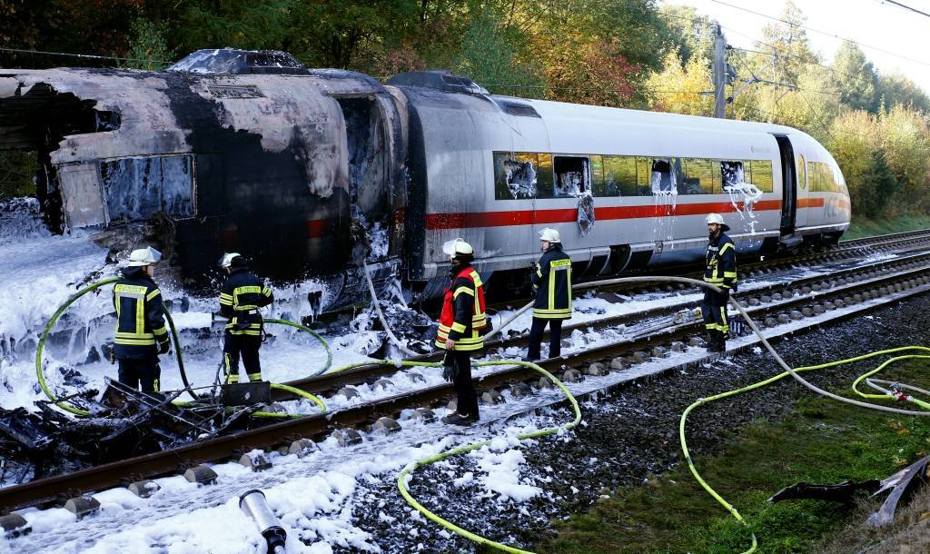 Chamas tomam trem alemão de alta velocidade, passageiros são evacuados