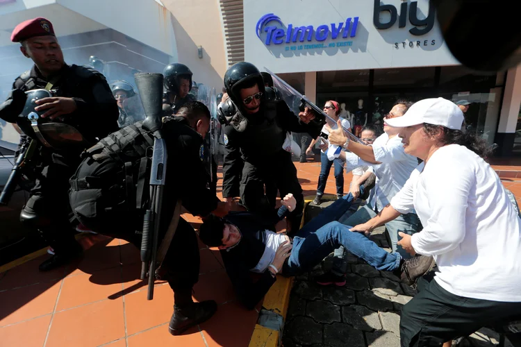 Nicarágua: policias e manifestantes entraram em conflito durante os protestos (Oswaldo Rivas/Reuters)