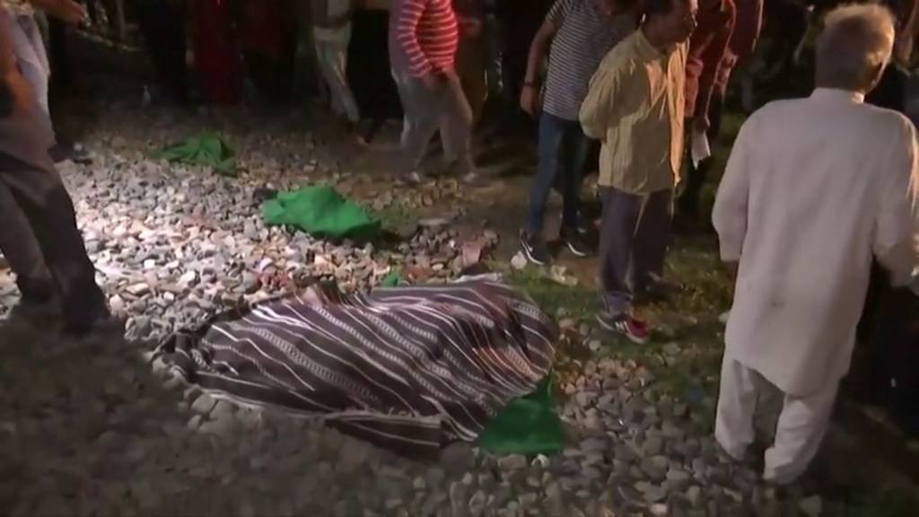 Trem atropela multidão na Índia e deixa pelo menos 50 mortos