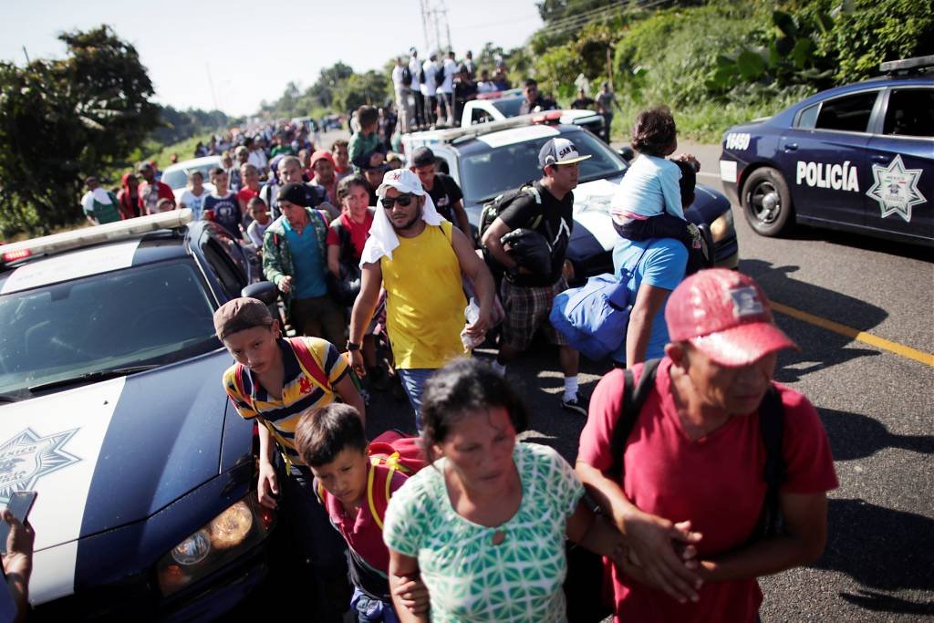 Desde meados de outubro, milhares de migrantes em caravanas avançam rumo aos EUA (Ueslei Marcelino/Reuters)